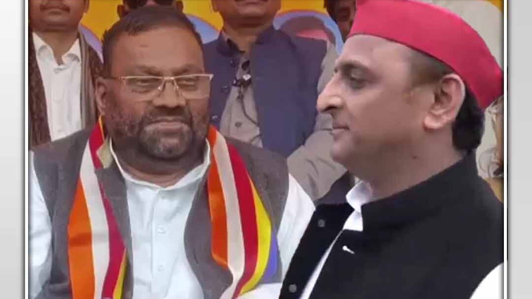 swami prasad on akhilesh