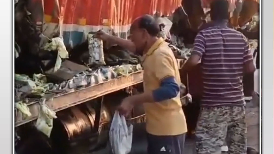 loot of ghee pouches in Jhansi