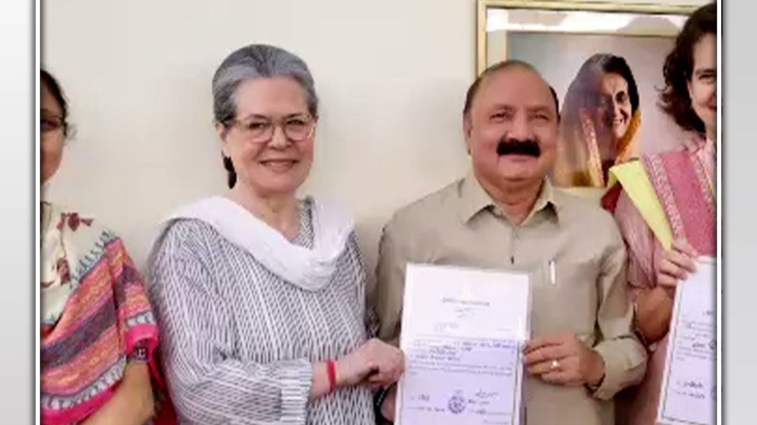 KL Sharma meets Sonia 