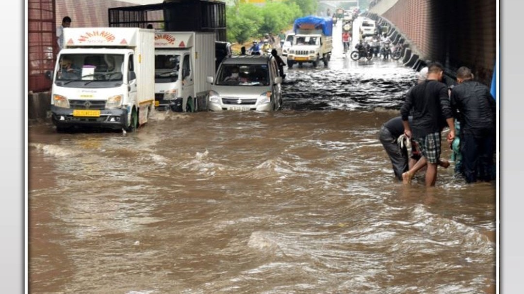 heavy rainfall lashes delhi NCR