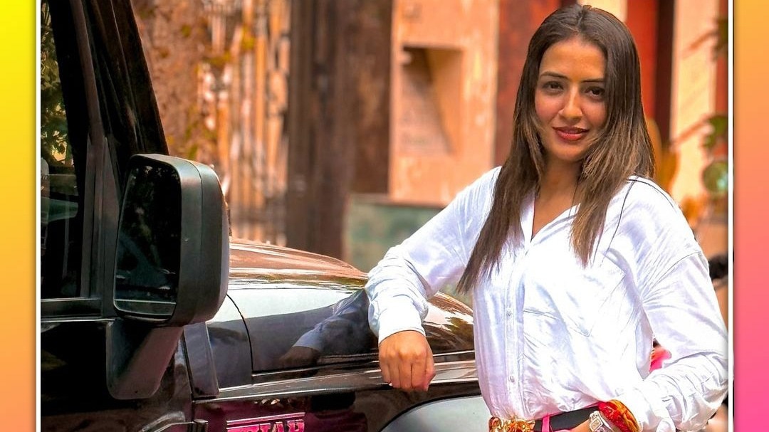 Vadapav girl buys a shop