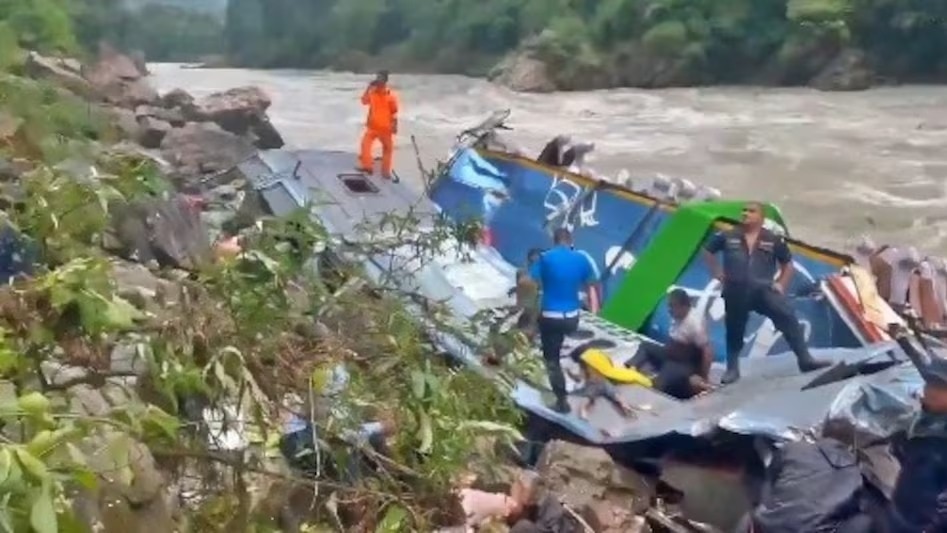 नेपाल में बड़ा बस हादसा, नदी में गिरने से कई भारतीयों की मौत