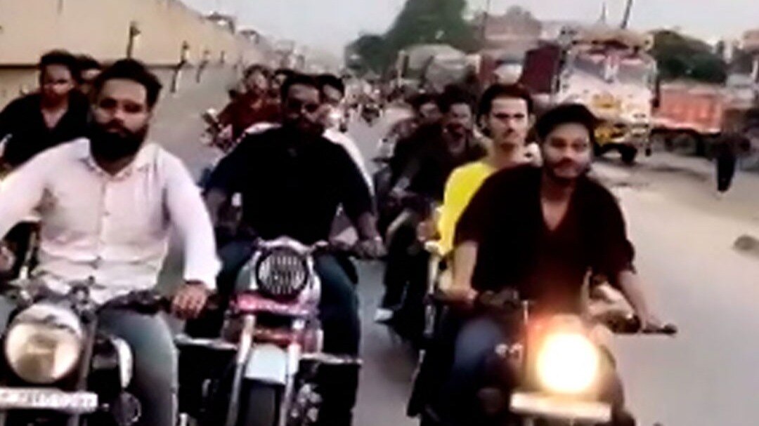 बिना हेलमेट बाइकों पर बमबाजी करते दिखे युवक, वीडियो - short-videos AajTak