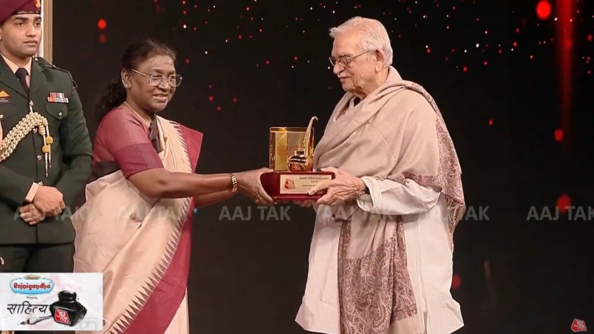 राष्ट्रपति द्रौपदी मुर्मू के हाथों लेखक गुलज़ार को दिया गया 'आजतक साहित्य जागृति सम्मान 2024'