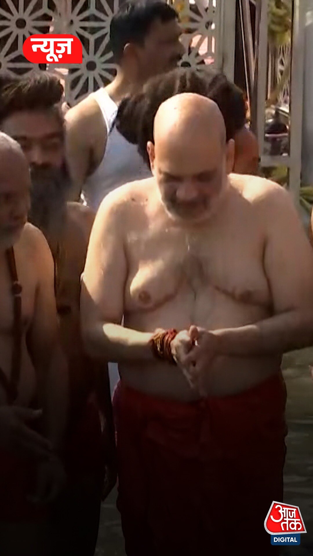 गृहमंत्री अमित शाह ने सीएम योगी और साधु-संतों के साथ संगम में लगाई डुबकी