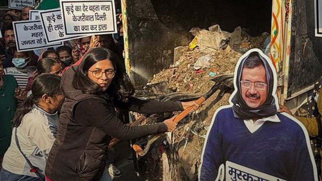 Swati Maliwal threw garbage