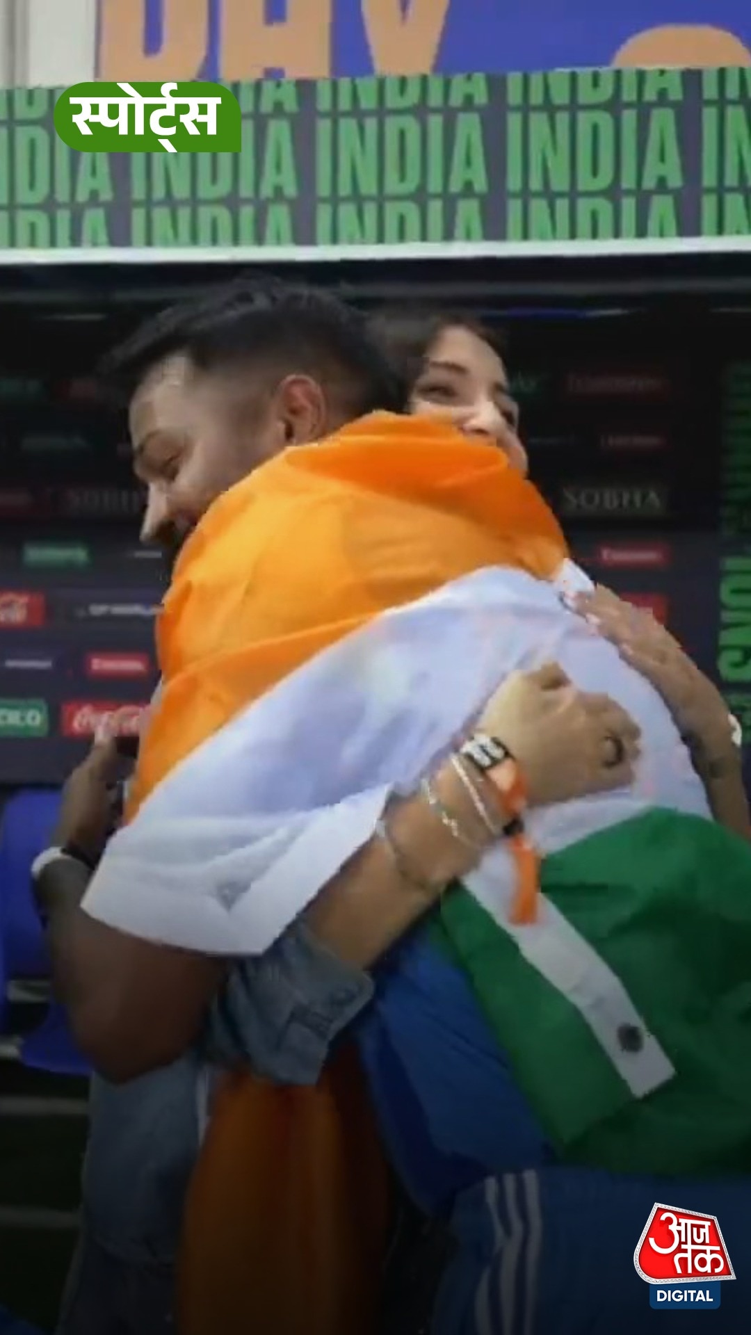 पंड्या ने अनुष्का-रीत‍िका को लगाया गले, कोहली-रोहित का र‍िएक्शन वायरल