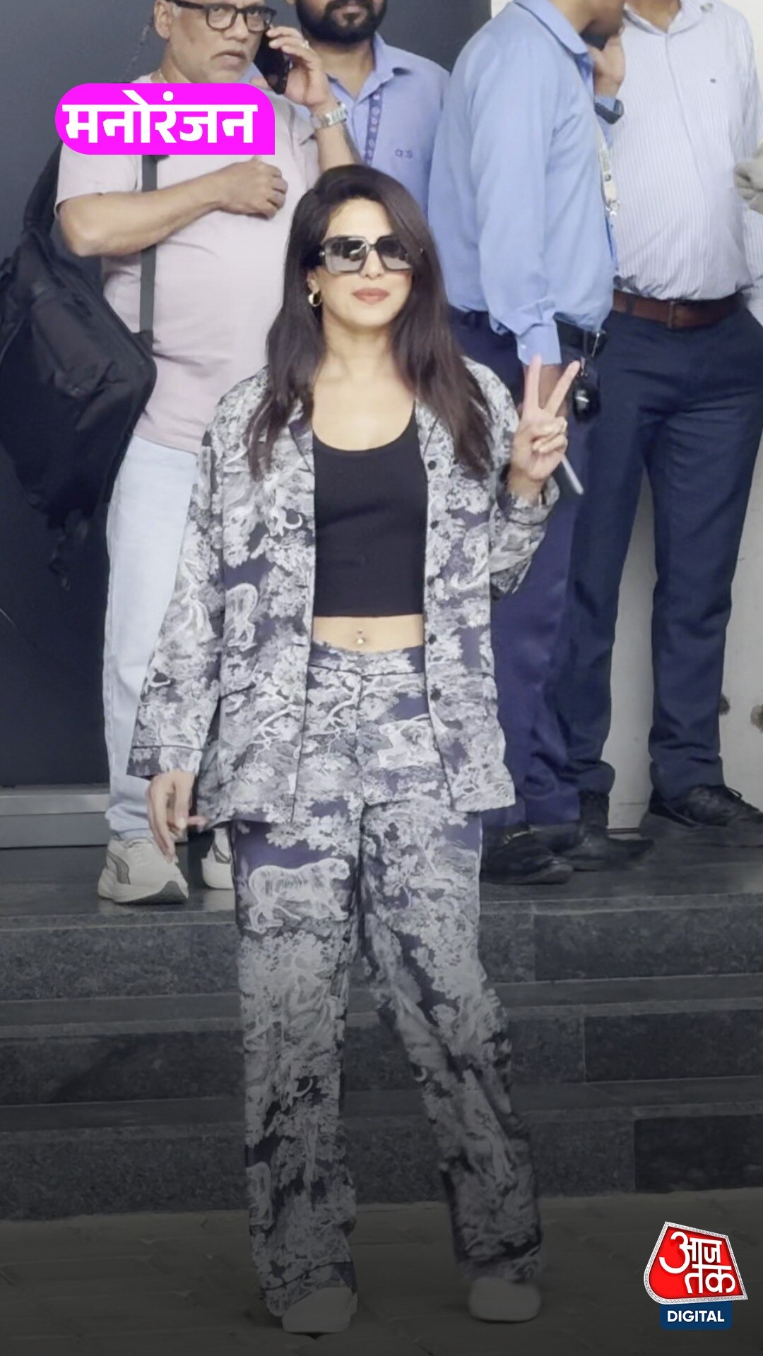 प्राइवेट एयरपोर्ट कलिना पर स्पॉट हुईं प्रियंका चोपड़ा, ग्लैमरस अंदाज में दिखीं देसी गर्ल