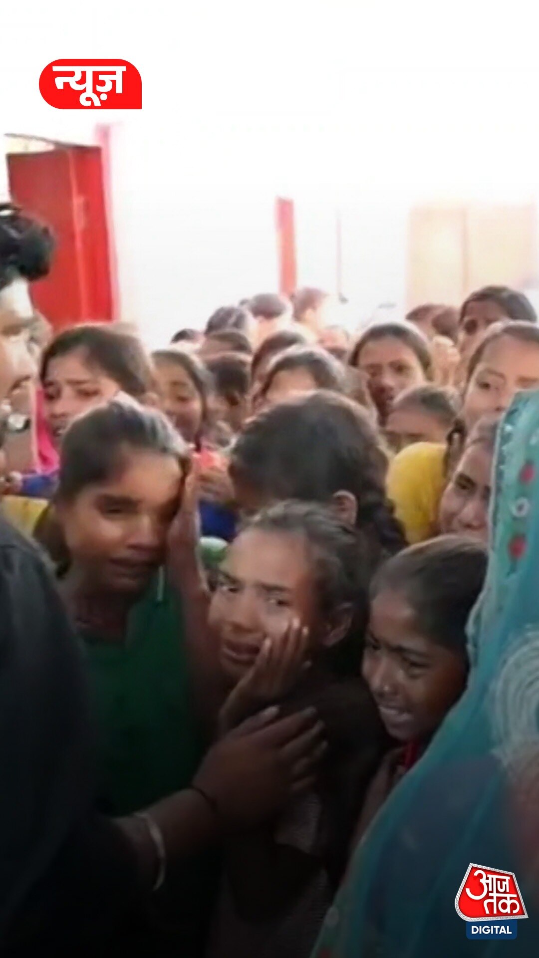 Hardoi: टीचर की रिटायरमेंट पर फूट-फूटकर रोए बच्चे