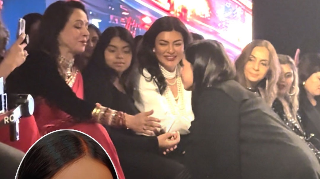 Nitanshi GoelTouches Hema Malini Feet