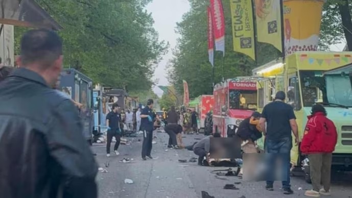 कनाडा में तेज रफ्तार कार ने कैसे बरपाया कहर, देखें दुनिया आजतक में