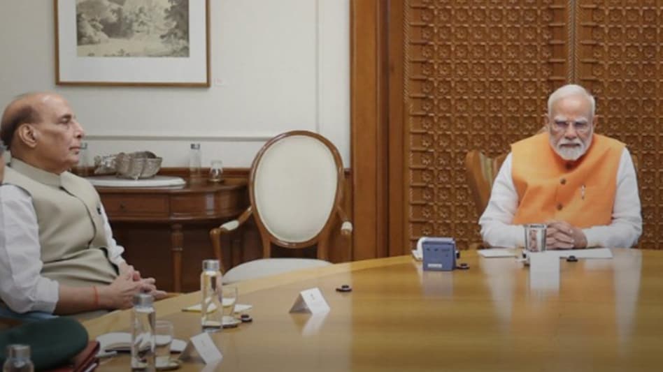 PM Modi की हाई लेवल मीटिंग, तीनों सेनाओं के प्रमुख रहे मौजूद