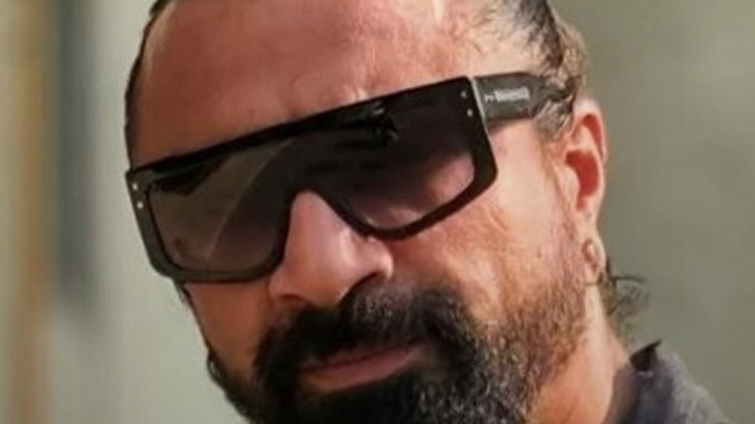 शो में अश्लीलता दिखाकर बुरे फंसे Ajaz Khan, केस दर्ज