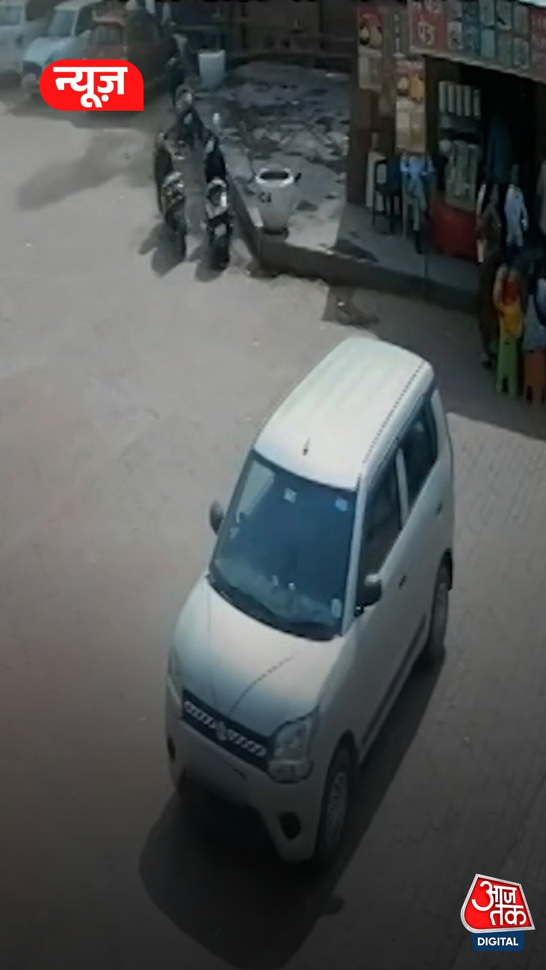 Agra: ताजमहल के पास कार से हादसा