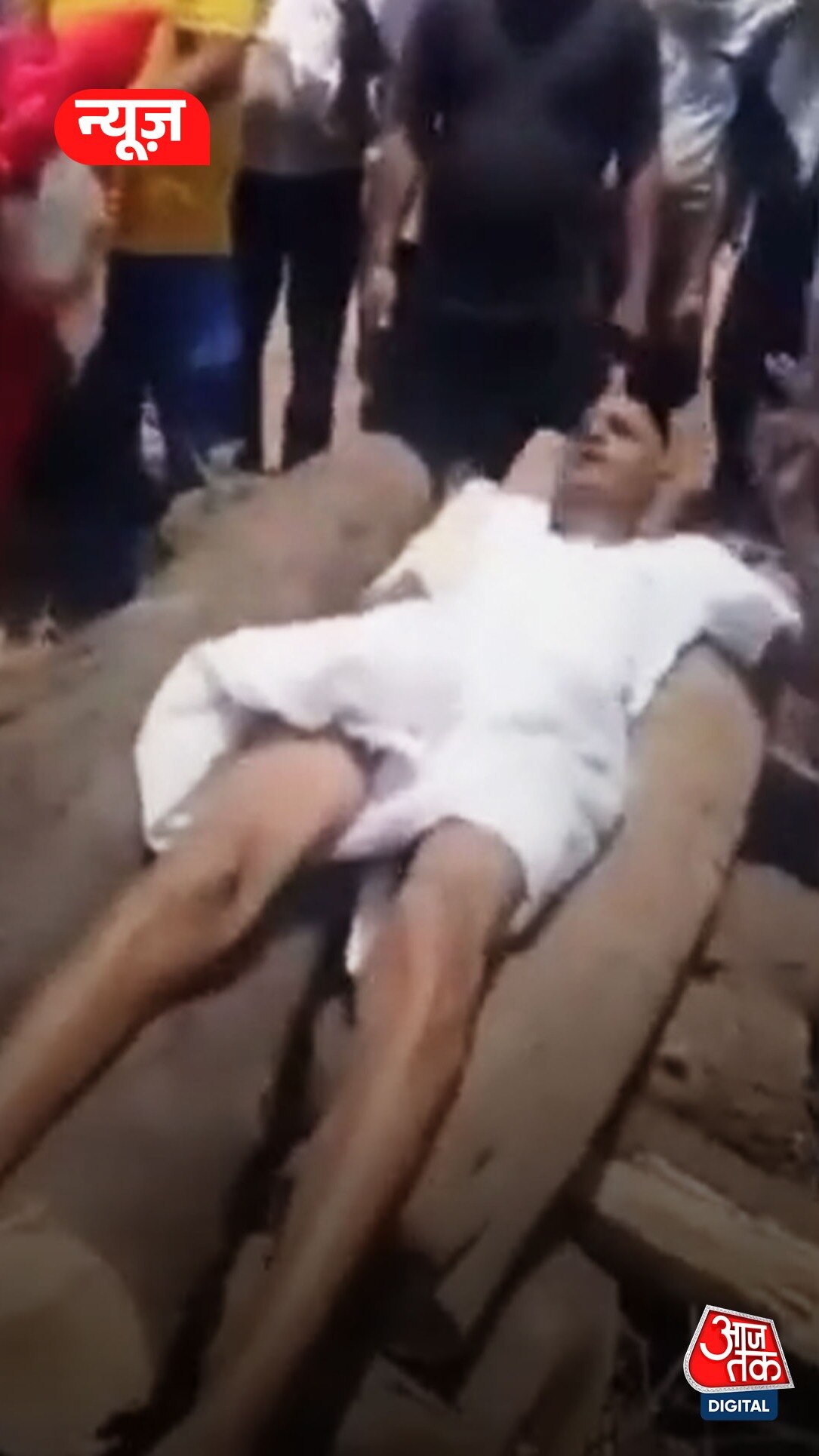 मां की चिता पर लेटा बेटा, फिर शमशान पर हुआ हाईवोल्टेज ड्रामा 