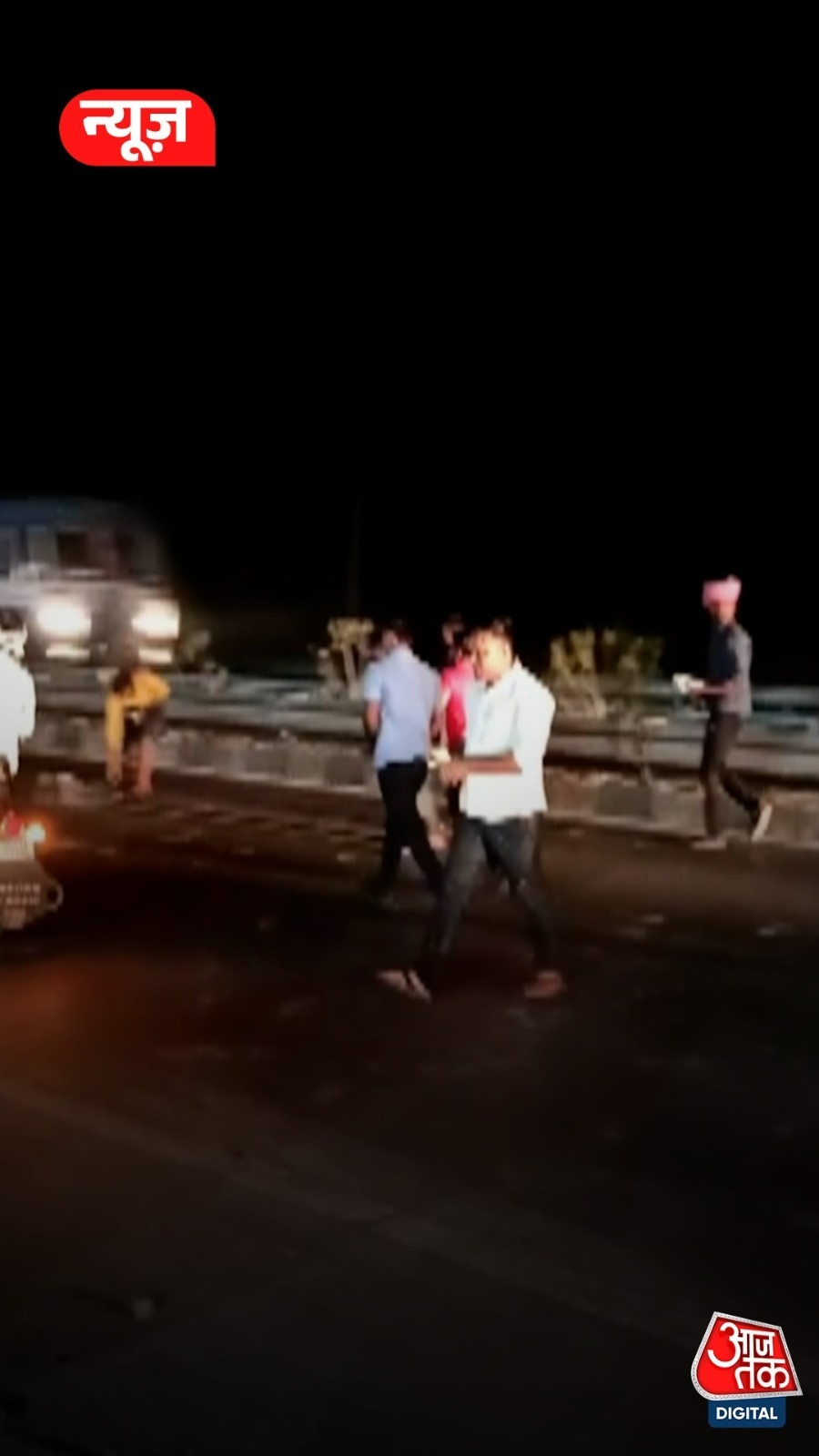 UP: हाईवे पर बिखरे नोट, बटोरने में जुट गए लोग