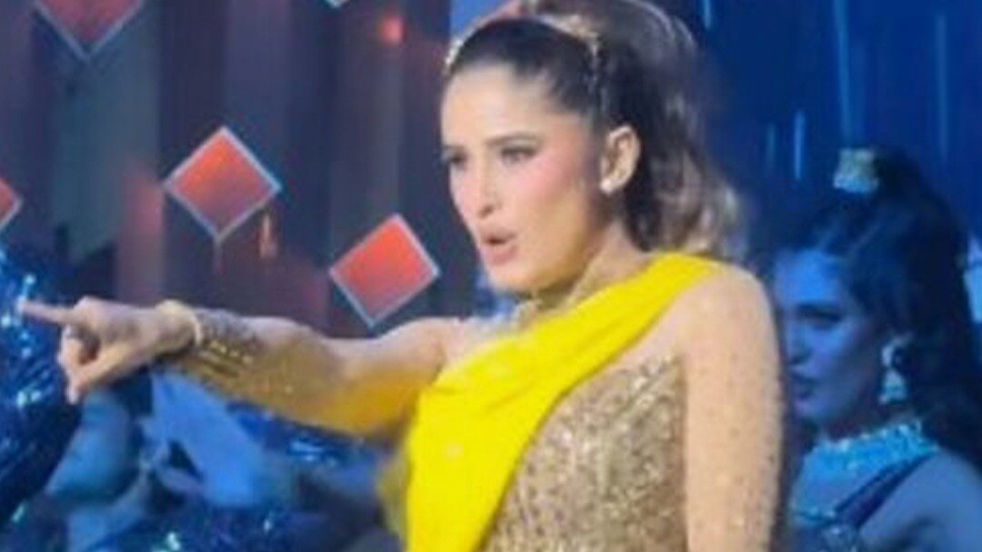 rasha thadani dancing at award function