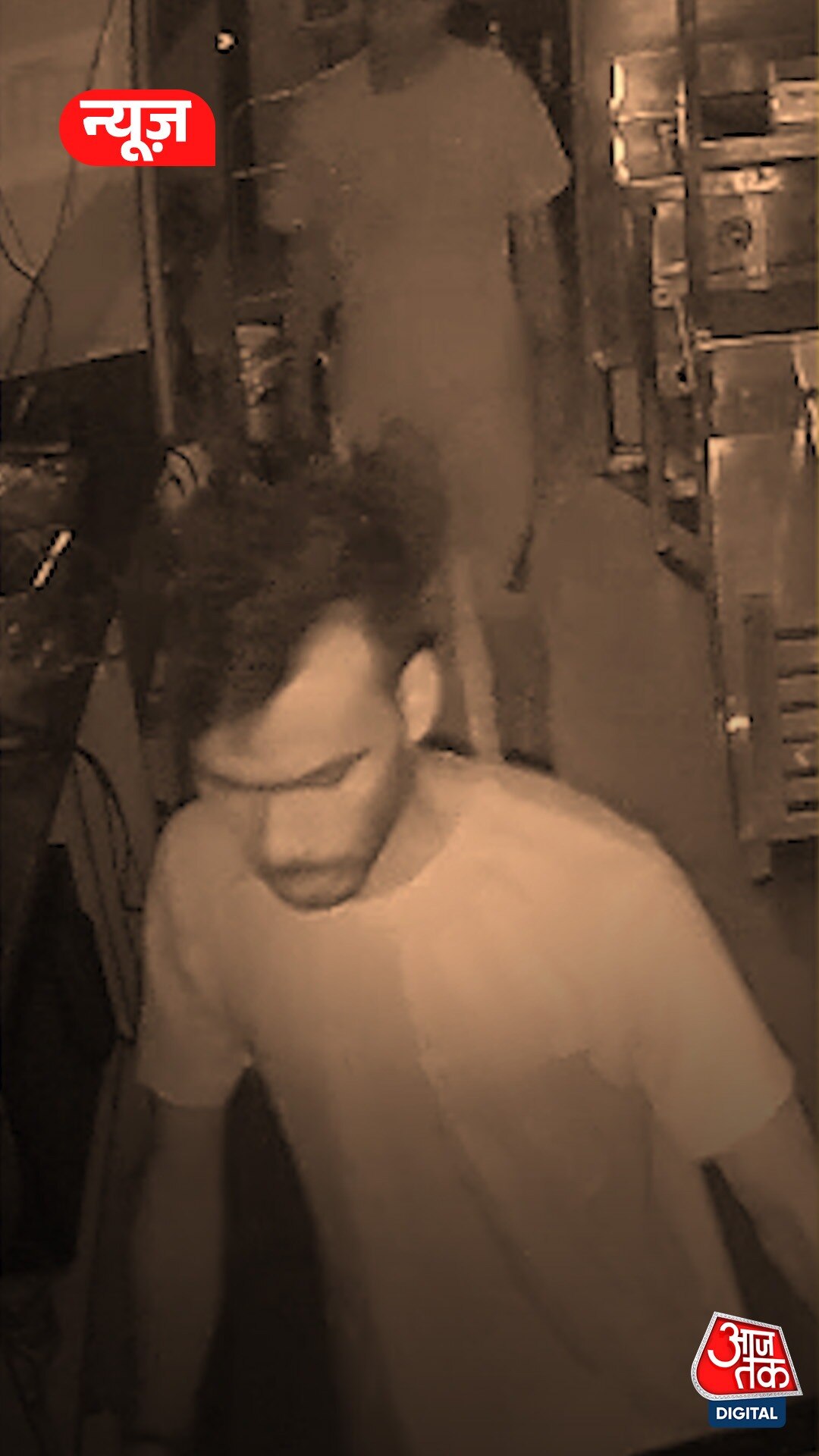 स्वीट शॉप में जमकर मिठाई खाई और नाचते हुए की चोरी