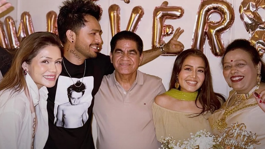 nehar sonu and tony kakkar with family