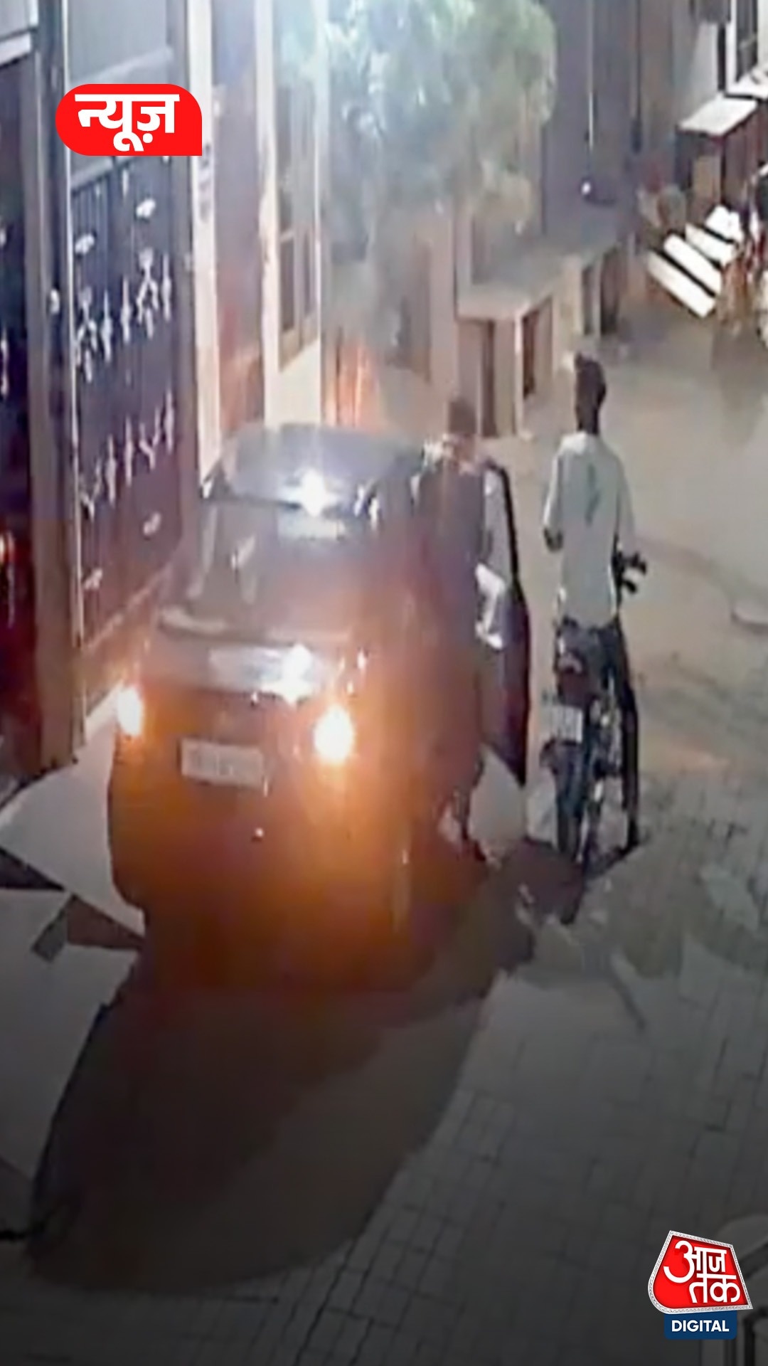 घर के बाहर से कार सेकंड्स में चोरी, CCTV में कैद वारदात