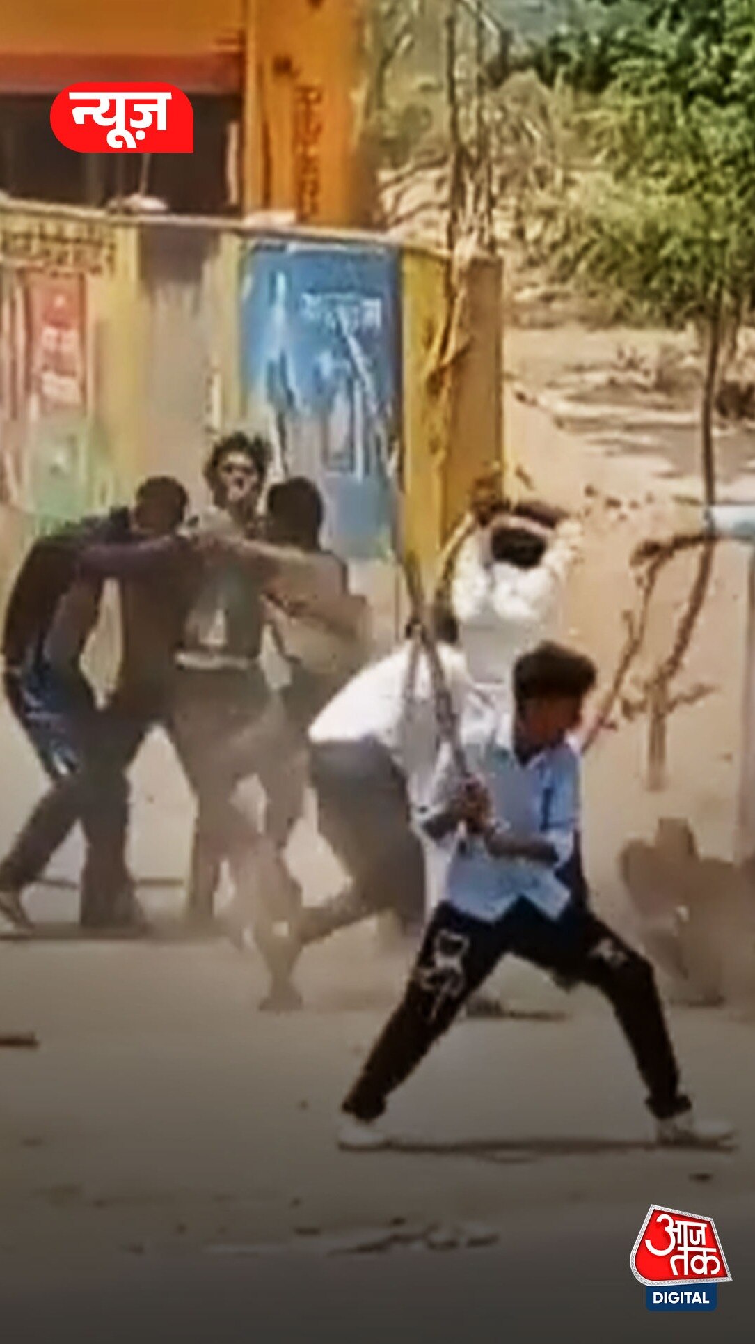 DJ पर पसंद का गाना बजाने को लेकर सड़क पर छिड़ी जंग