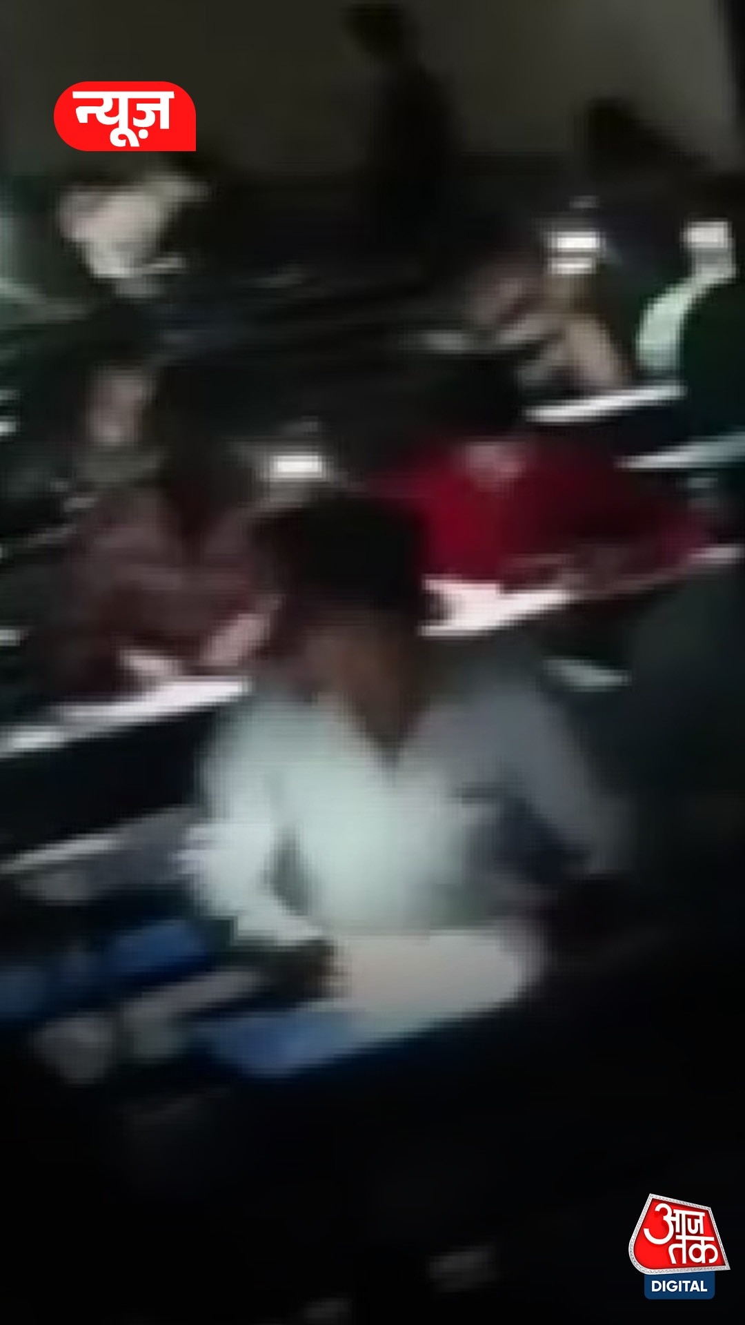 बेतिया में बत्ती गुल, मोबाइल की लाइट में लिया गया एग्जाम