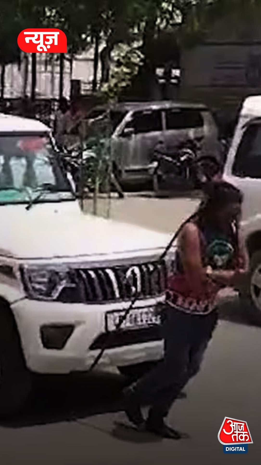 SDM की सरकारी गाड़ी बालों से खींच कलाकार ने चौंकाया