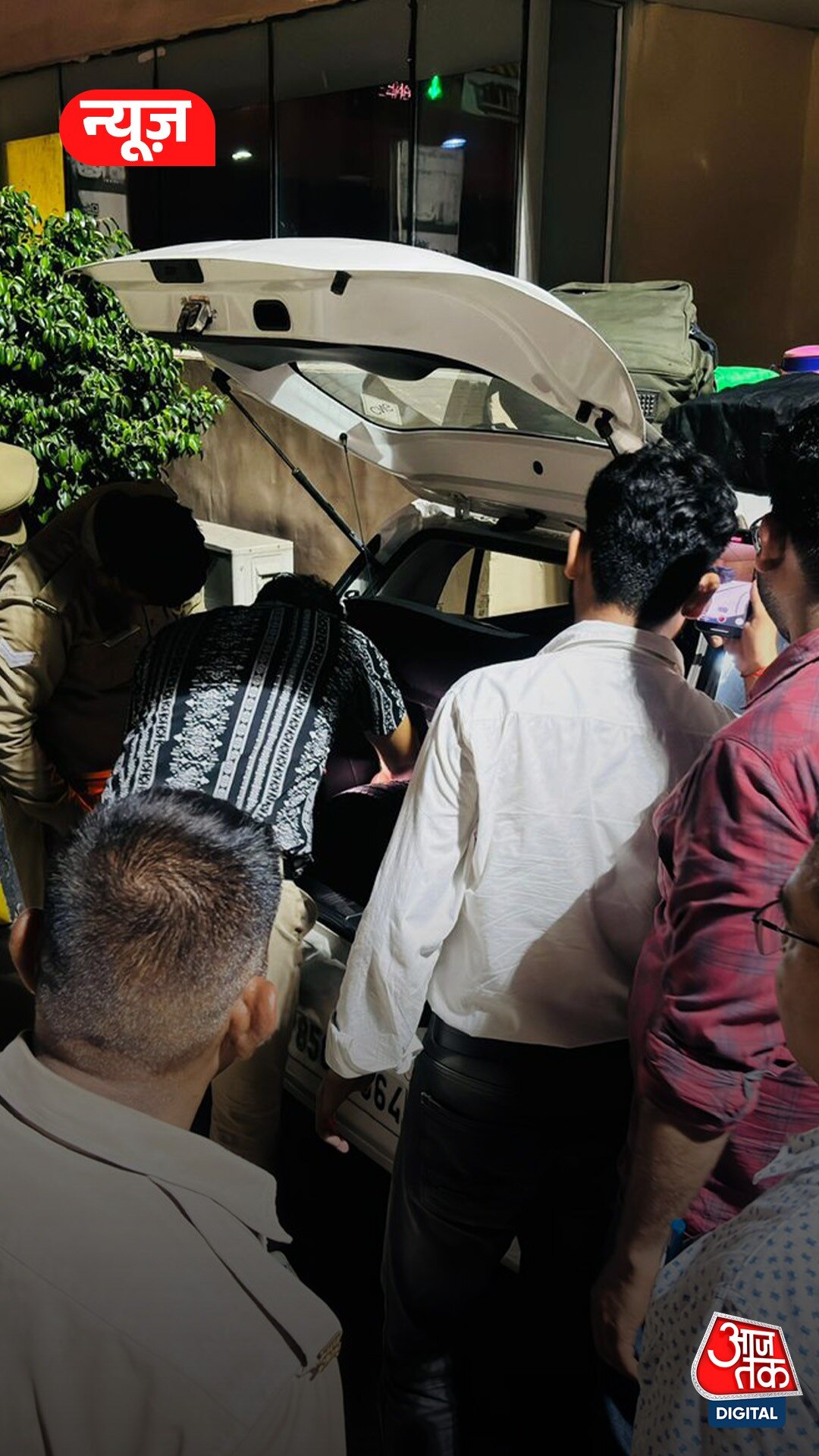 चेकिंग के दौरान कार से मिला इतना कैश क‍ि ग‍िनने के ल‍िए मंगवानी पड़ी मशीन