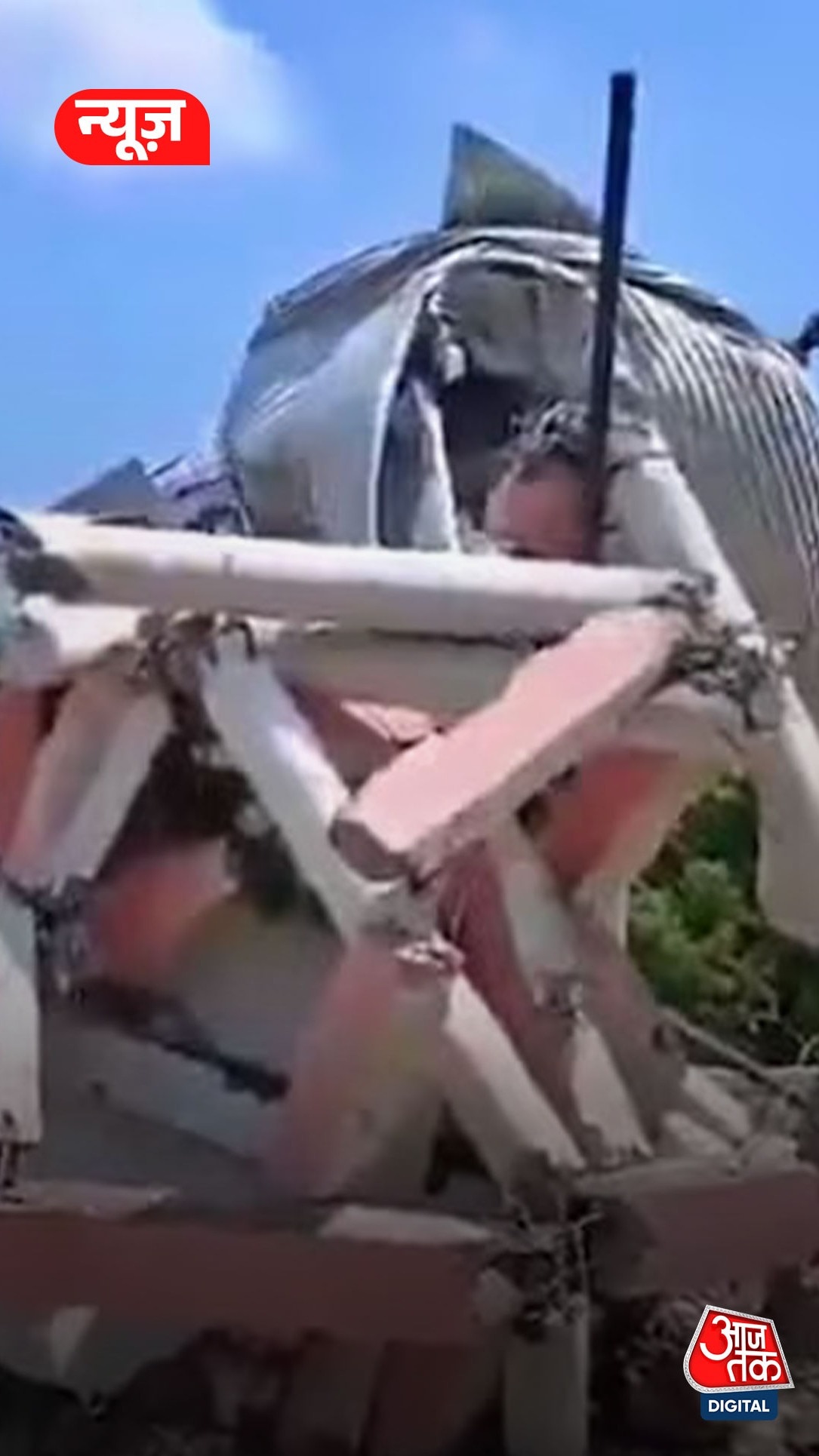 भरभराकर गिरी करोड़ों की लागत से बनी टंकी, पूरे गांव में फैल गया पानी