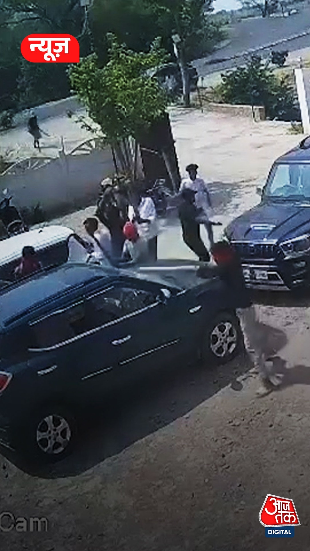 CCTV: शादी में लाठी-डंडे धारदार हथियार लेकर पहुंचे लोग, दुल्हन के चाचा को पीटा