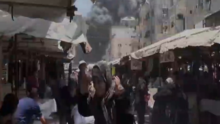 इजरायली एयरस्ट्राइक के बाद कैसे जान बचाने भागे लोग, देखें दुनिया आजतक में