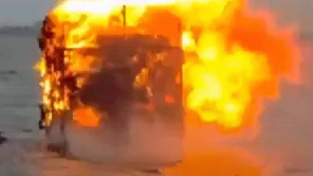  in Jamnagar truck loaded with fodder caught fire