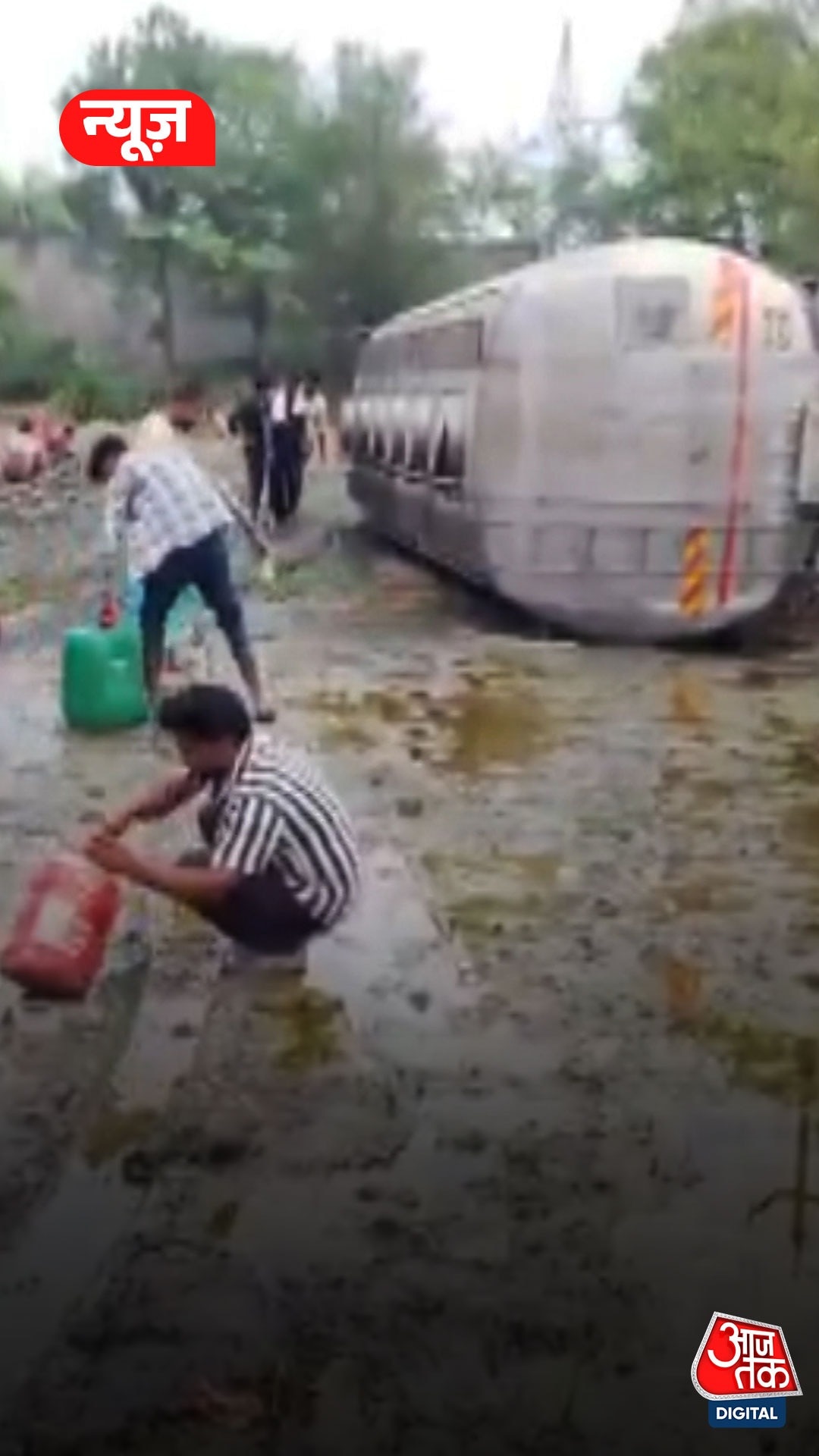 Amethi: तेल का टैंकर पलटा, लूटने की मची होड़