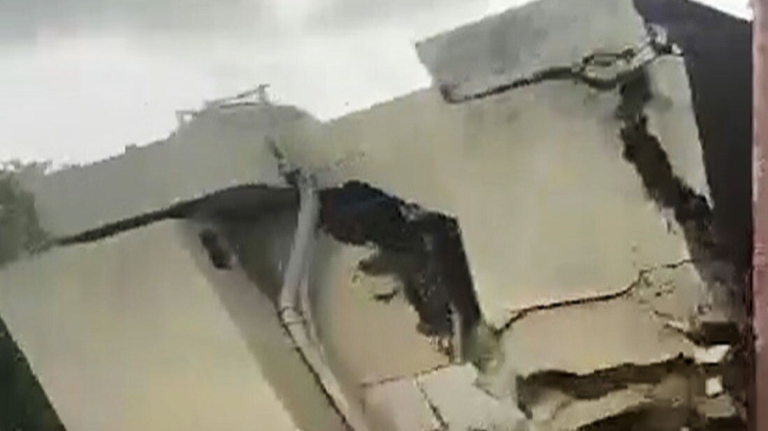three-storey dilapidated building suddenly collapsed
