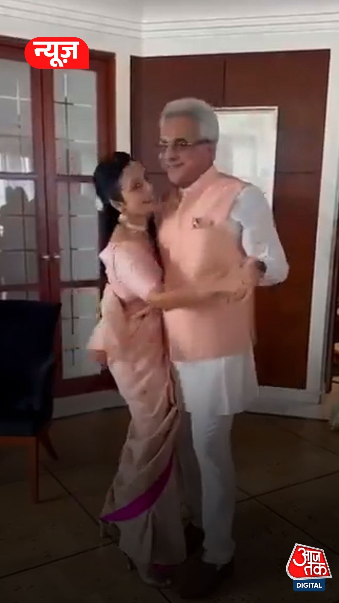 पति पिनाकी का हाथ थामे थिरकती नज़र आईं Mahua Moitra