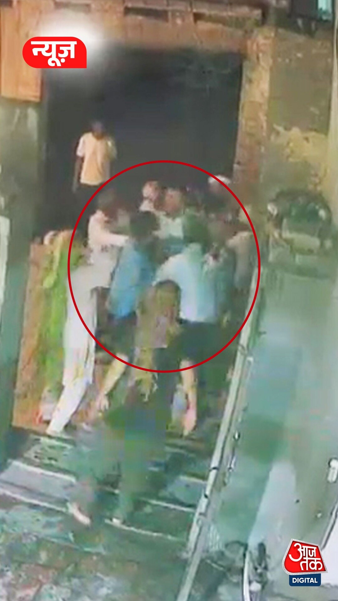 पति-पत्नी पर उनके ही घर में हमला, CCTV में हुआ कैद