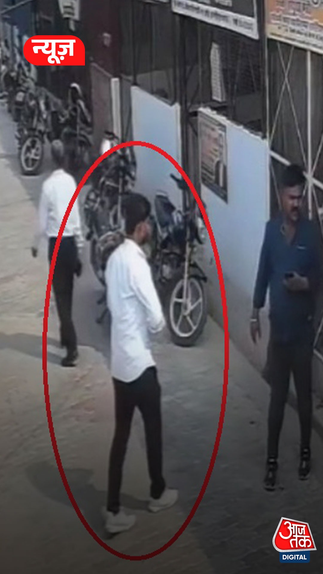 CCTV: 26 साल का वकील चलते- चलते अचानक गिरा और हो गई मौत