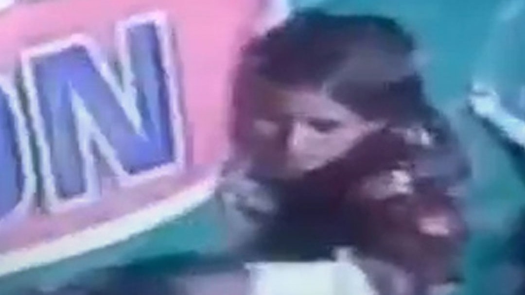 woman Captured in CCTV stoling cash