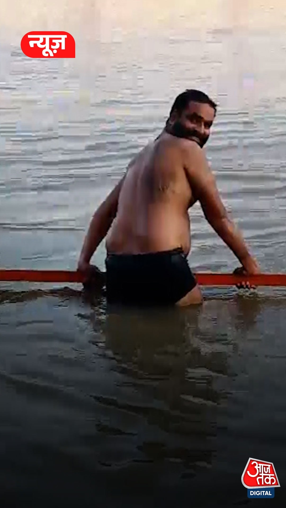 दोस्त बनाता रहा VIDEO और गंगा में बह गया शख्स