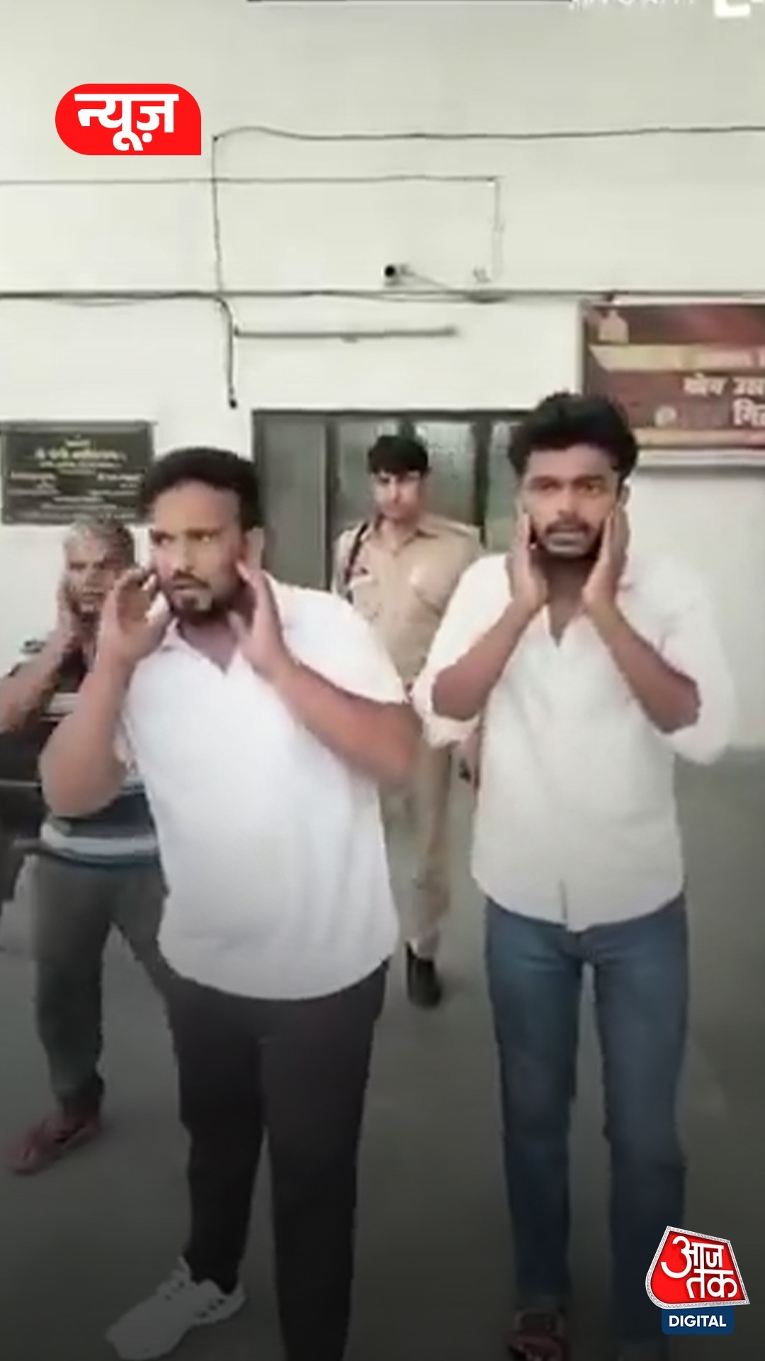 हरिद्वार में लड़की को क‍िए थे अश्लील इशारे, अब पुल‍िस ग‍िरफ्त में माफी मांगते नजर आए