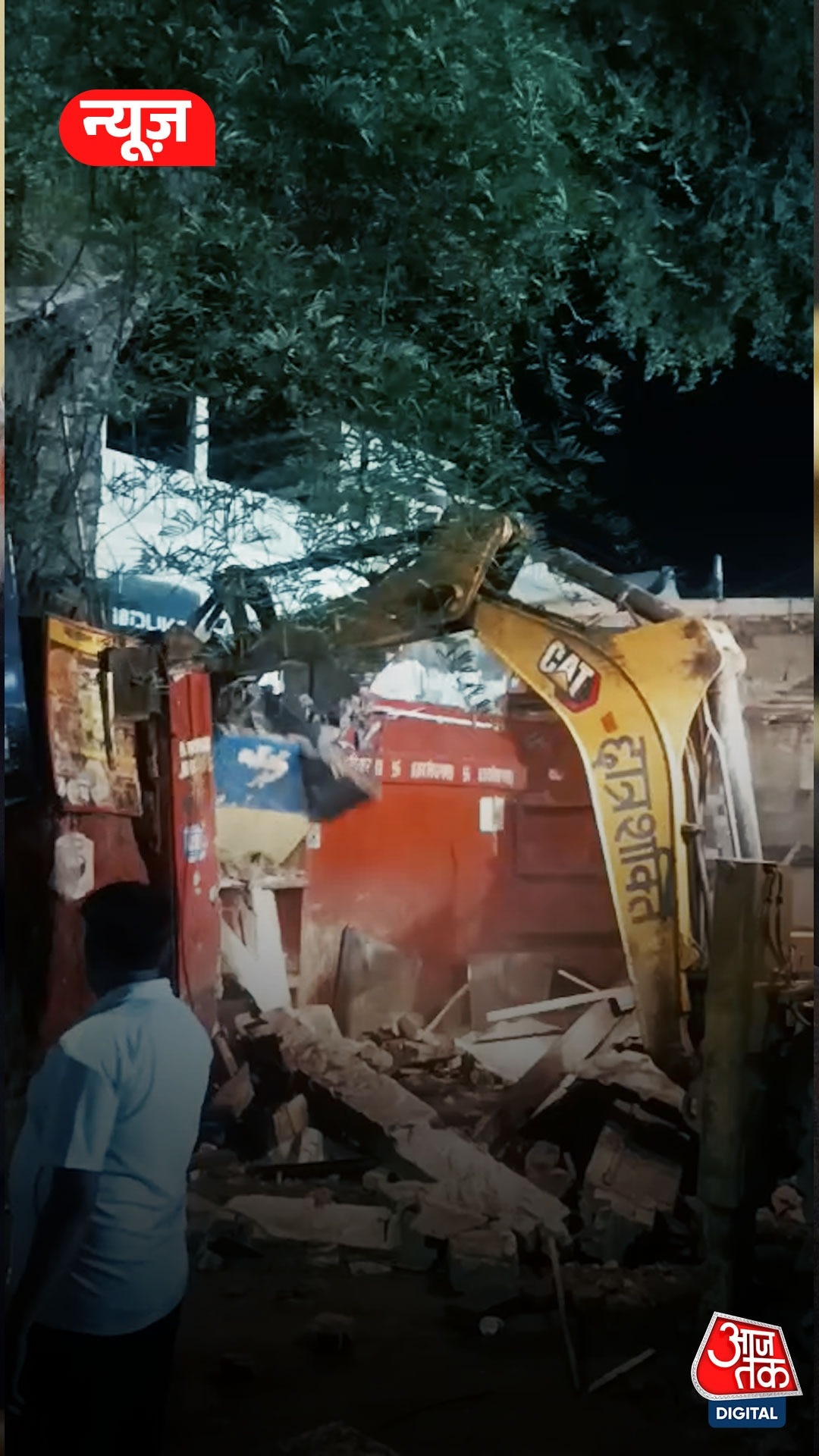 वाराणसी में कई दुकानों पर गरजा बुलडोजर 