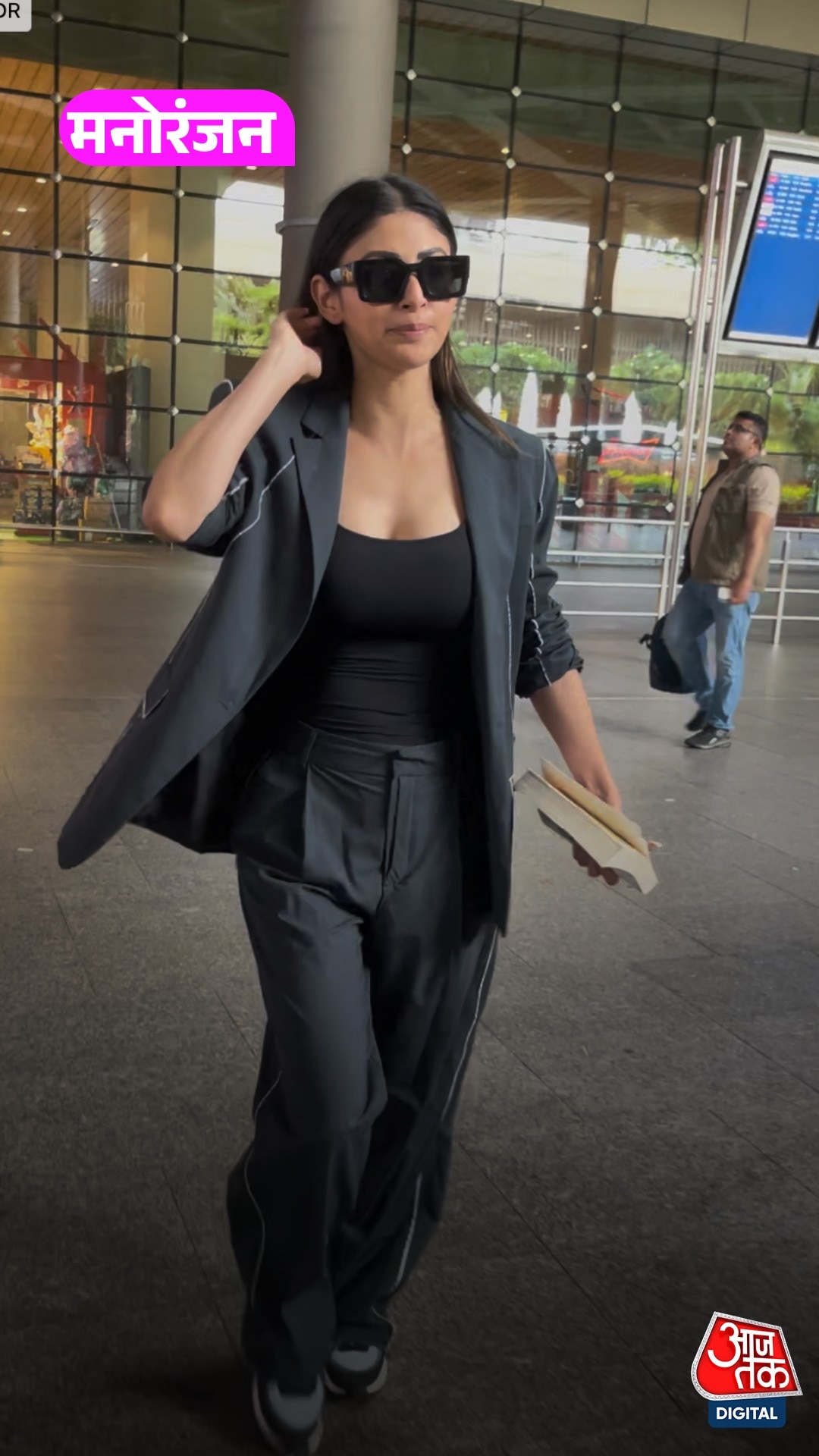 Mouni Roy का एयरपोर्ट लुक देखा क्या?