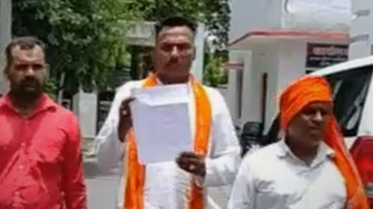 Etawah Katha Vachak जात है कि जाती नहीं इटावा कथा वाचक मुकुट मणि यादव और संत कुमार के साथ बदसलूकी, हिंदू समाज की आत्मा पर चोट 58 इटावा में यादव कथावाचक के साथ मारपीट