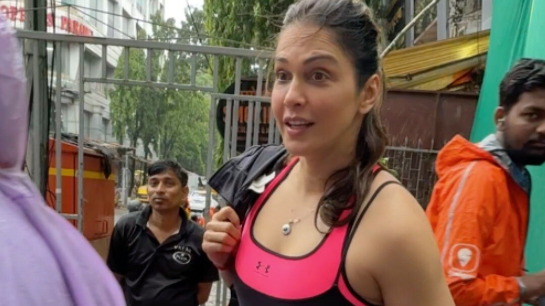 ईशा कोपिकर जिम लुक