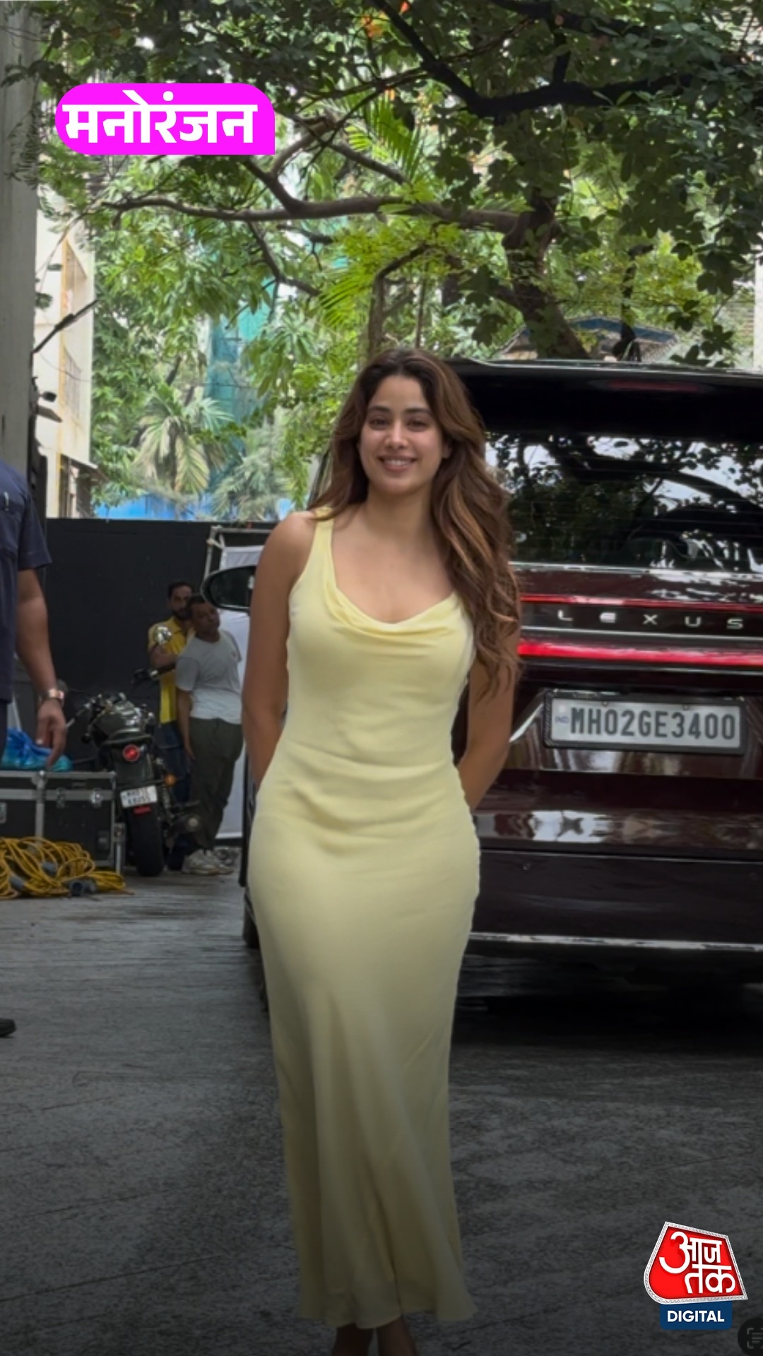 Janhvi Kapoor ने किया पैप्स को वेव! 