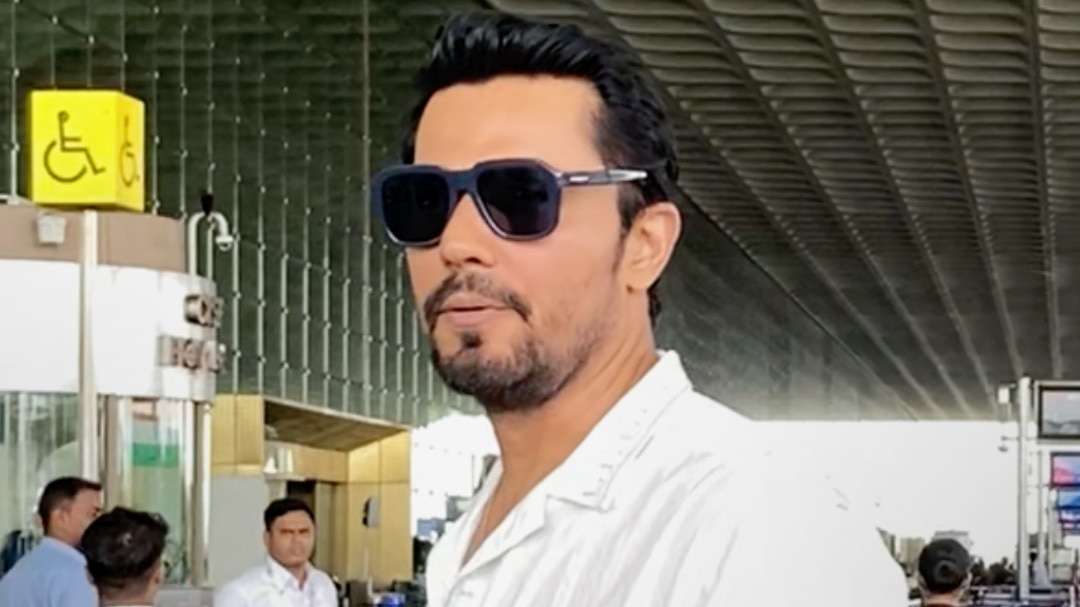 स्टनिंग लुक में एयरपोर्ट पर स्पॉट हुए Randeep Hooda