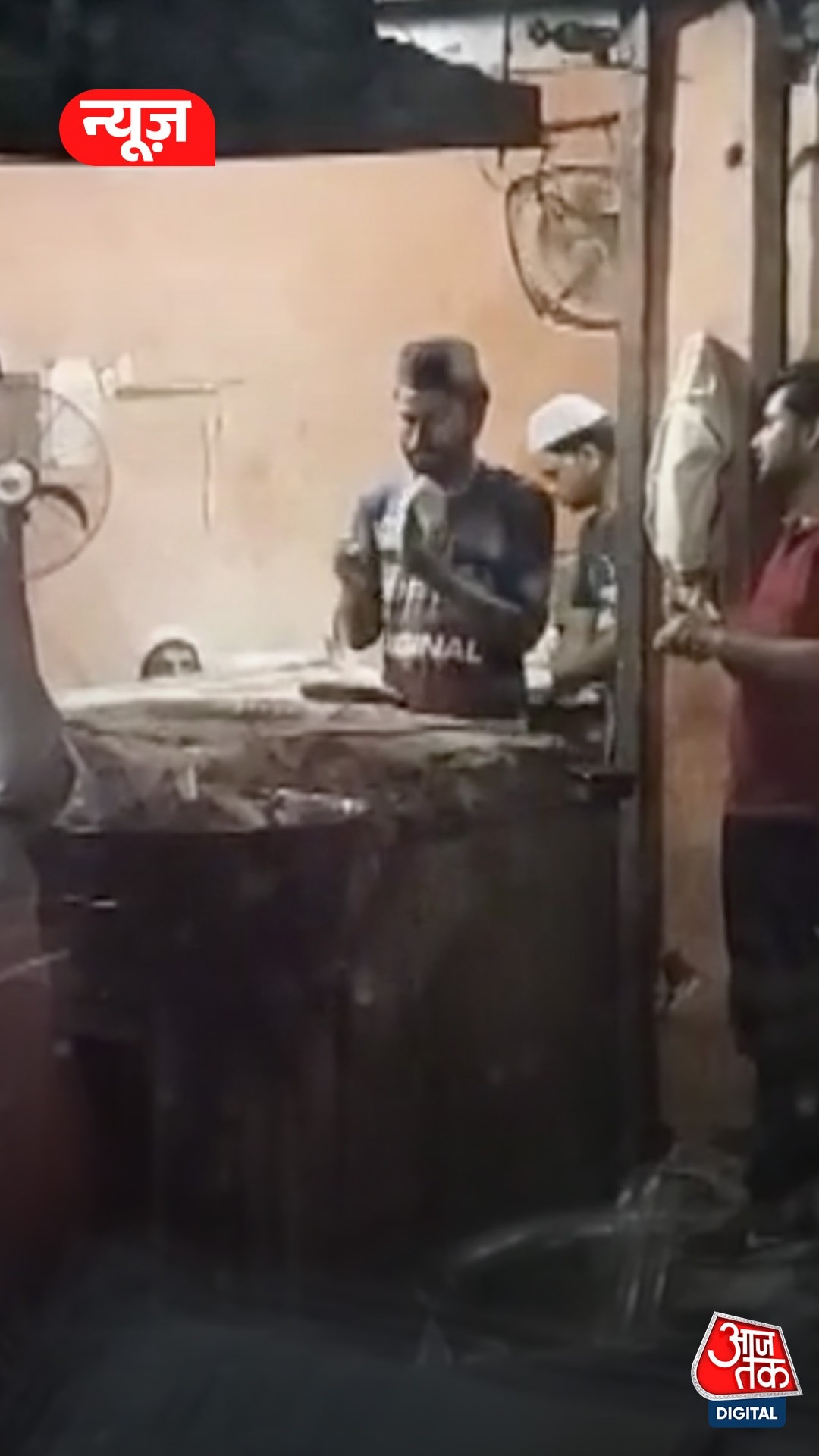 होटल में रोटी पर थूक लगाकर बनाते कर्मी का Video Viral, हुआ अरेस्ट 