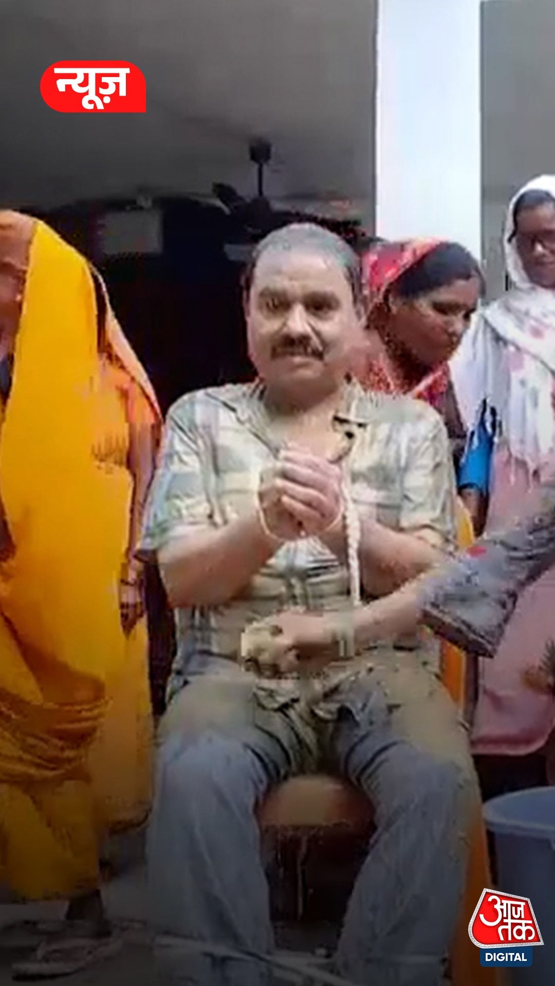 महिलाओं ने BJP नेता को कीचड़ से क्यों नहलाया?