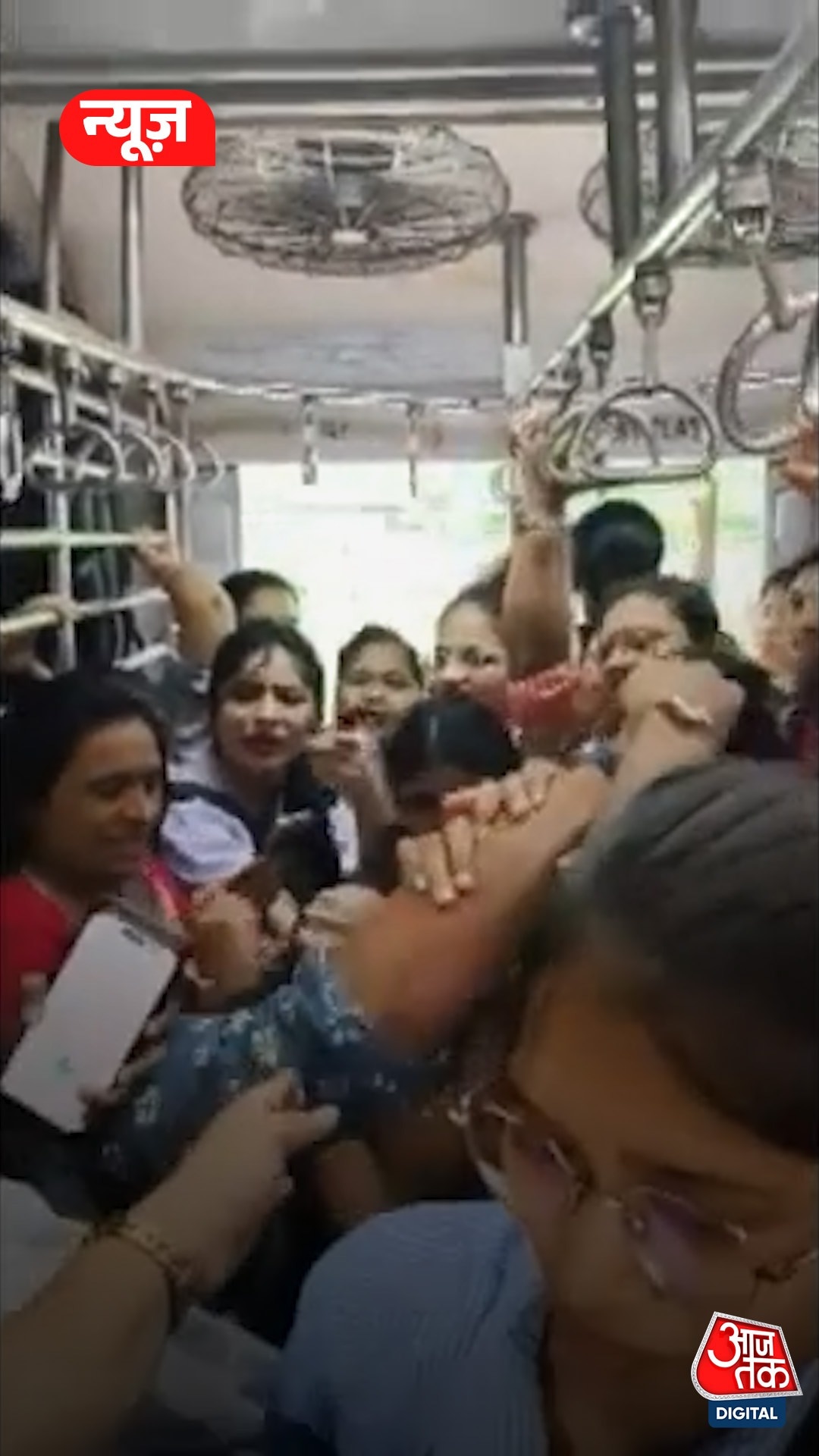 लोकल ट्रेन में महिलाओं के बीच हुई मारपीट