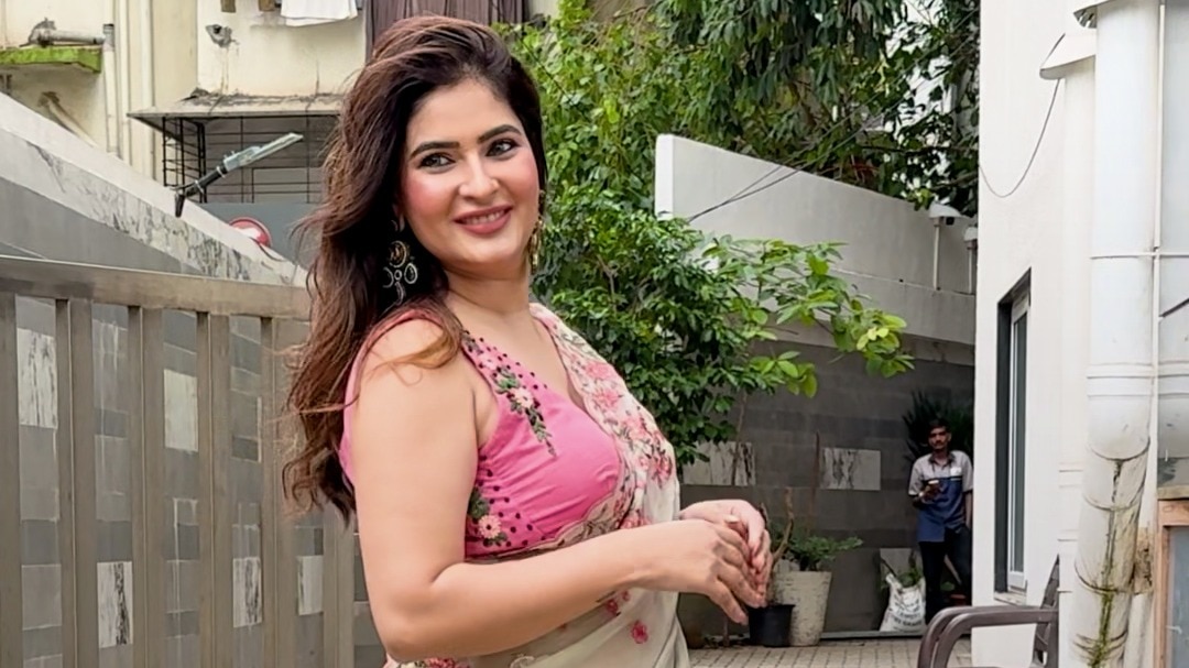 इंडियन लुक में स्पॉट हुईं Karishma Sharma!